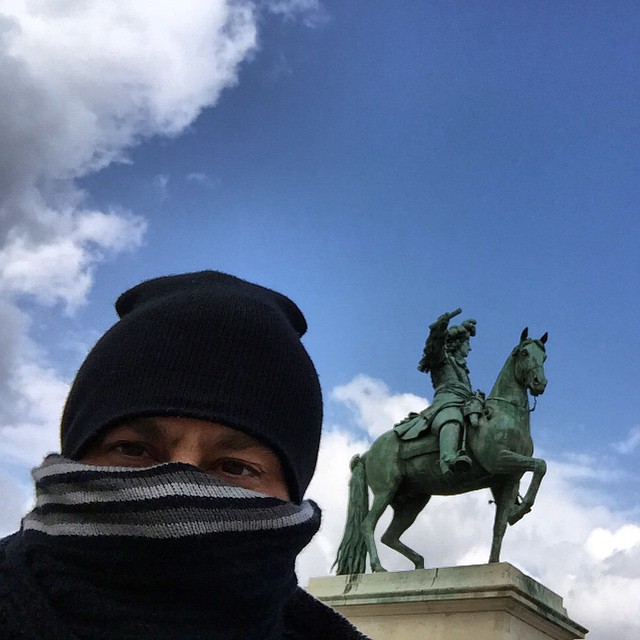 Alexandre Nero mantém o visual do Comendador da novela Império e faz graça no Palácio de Versalhes, na França. Veja as fotos