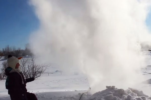 Vídeo registra o que acontece com água de regador em pleno inverno canadense