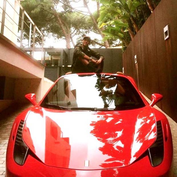 Neymar sofre acidente em sua Ferrari em Barcelona, mas passa bem