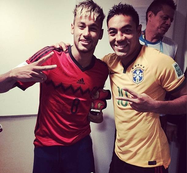 Jogador mexicano posta foto com Neymar sorridente após Brasil 0 X 0 México