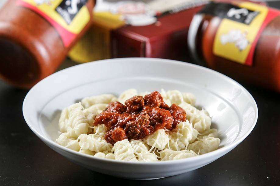 Para duas pessoas, o nhoque de batata pode ser banhado por ragu de carnes bovina e suína Para duas pessoas, o nhoque de batata pode ser banhado por ragu de carnes bovina e suína