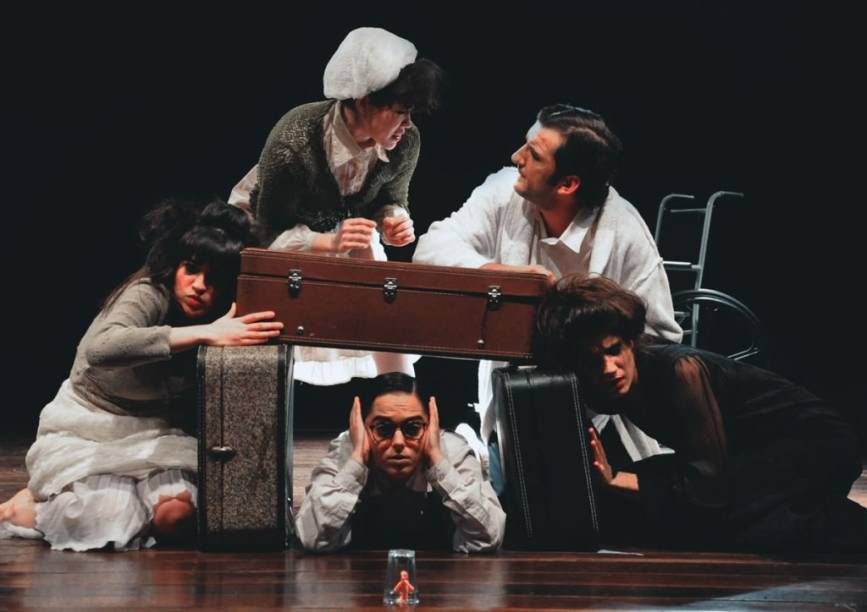 Mariana Viana, Luana Frez, Lucas Almeida, Camila Nardoni e Aline Baba: recursos cênicos criativos Mariana Viana, Luana Frez, Lucas Almeida, Camila Nardoni e Aline Baba: recursos cênicos criativos