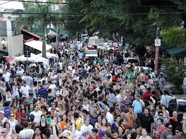 Nois Trupica Mais Não Cai: foliões agitam a Vila Madalena Nois Trupica Mais Não Cai: foliões agitam a Vila Madalena