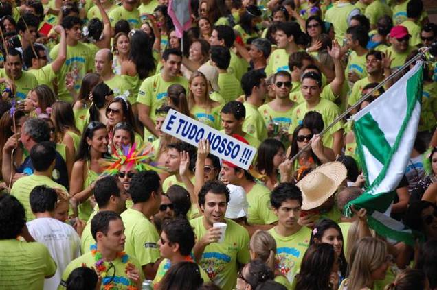 NuInteressa: público segue a banda do Bloco NuInteressa: público segue a banda do Bloco