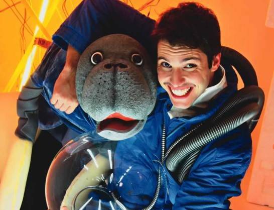 Tom (o ator Bruno Kott) e o simpático peixe-boi Ziggy: cenário e luzes simulam uma nave Tom (o ator Bruno Kott) e o simpático peixe-boi Ziggy: cenário e luzes simulam uma nave