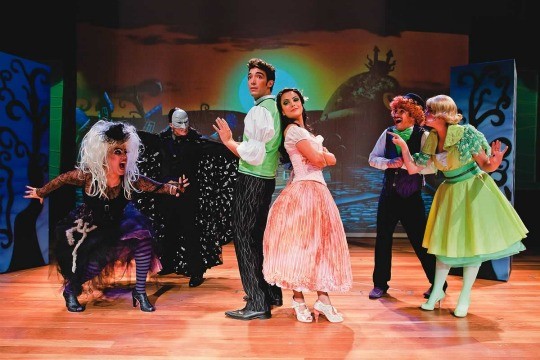 Cenário e figurinos ao estilo de Tim Burton: inspirado no clássico "O Fantasma da Ópera" Cenário e figurinos ao estilo de Tim Burton: inspirado no clássico "O Fantasma da Ópera"