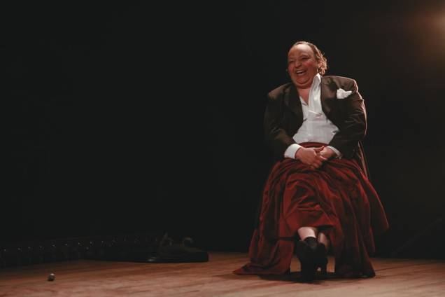 O Hóspede Secreto: Cacá Carvalho interpreta um ator em crise na vida pessoal e no teatro O Hóspede Secreto: Cacá Carvalho interpreta um ator em crise na vida pessoal e no teatro