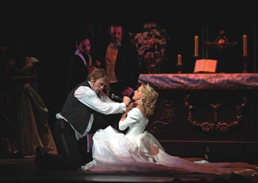 Nando Prado e Kiara Sasso: o trunfo da montagem está nas mãos de seus atores Nando Prado e Kiara Sasso: o trunfo da montagem está nas mãos de seus atores