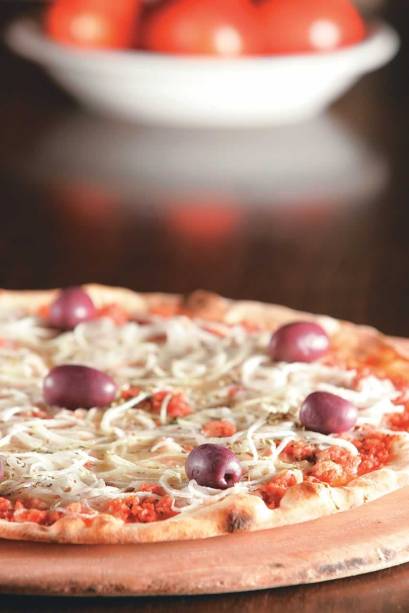 Pizza toscana (calabresa moída, mussarela, cebola e azeitona preta): uma das sugestões de O Rigoletto Pizza toscana (calabresa moída, mussarela, cebola e azeitona preta): uma das sugestões de O Rigoletto