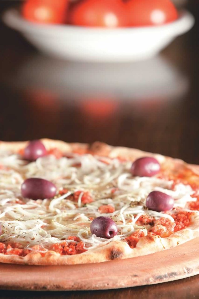 Pizza toscana (calabresa moída, mussarela, cebola e azeitona preta): uma das sugestões de O Rigoletto Pizza toscana (calabresa moída, mussarela, cebola e azeitona preta): uma das sugestões de O Rigoletto