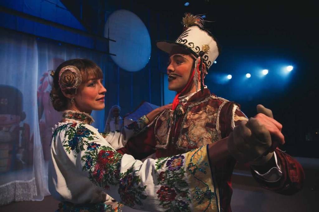 Luana Piovani e Pablo Áscoli na peça O Soldadinho e a Bailarina