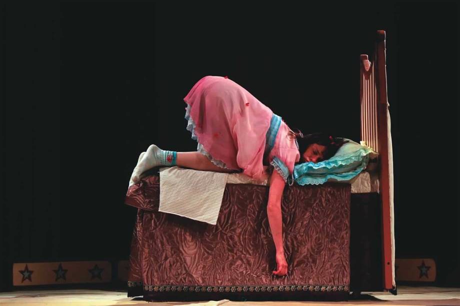 Virgínia Buckowski em cena de O Travesseiro: na pele de uma menina que tenta lidar com a morte do irmão Virgínia Buckowski em cena de O Travesseiro: na pele de uma menina que tenta lidar com a morte do irmão