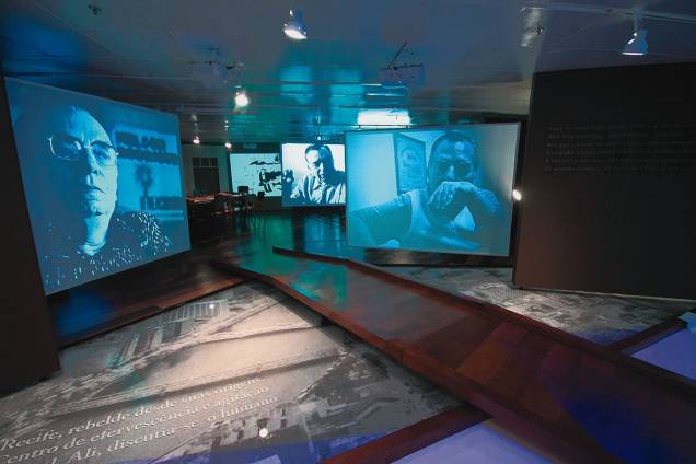 Vista geral do Itaú Cultural: os painéis exibem depoimentos em áudio e vídeos Vista geral do Itaú Cultural: os painéis exibem depoimentos em áudio e vídeos