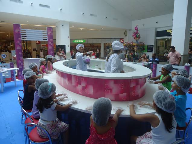 SP Market: Com ajuda de monitores, crianças preparam brigadeiros, cones de chocolate e cobertura para biscoitos SP Market: Com ajuda de monitores, crianças preparam brigadeiros, cones de chocolate e cobertura para biscoitos