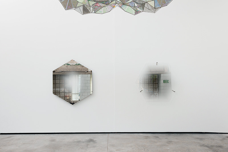 No Galpão Fortes Vilaça: espelhos refletem a ausência de imagem do espectador No Galpão Fortes Vilaça: espelhos refletem a ausência de imagem do espectador