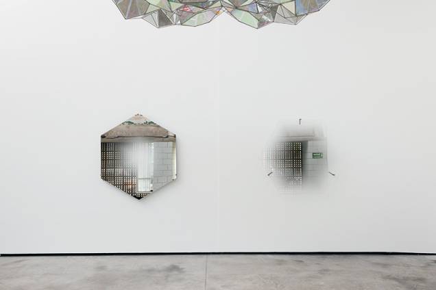 No Galpão Fortes Vilaça: espelhos refletem a ausência de imagem do espectador No Galpão Fortes Vilaça: espelhos refletem a ausência de imagem do espectador