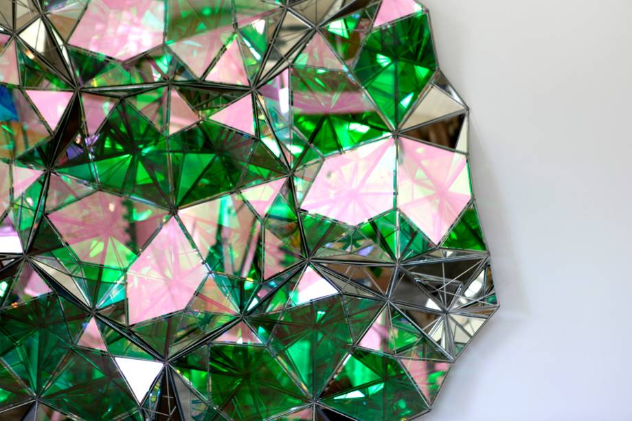 Your aurora borealis particle, 2012 (detalhe) - Aço inoxidável, vidro com efeito de filtro de cor (verde, rosa), espelho, de Olafur Eliasson Your aurora borealis particle, 2012 (detalhe) - Aço inoxidável, vidro com efeito de filtro de cor (verde, rosa), espelho, de Olafur Eliasson