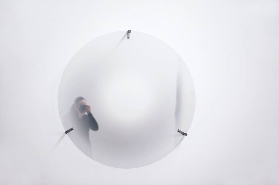 Vanishing reflection, 2013 - Vidro parcialmente prateado, aço inoxidável Vanishing reflection, 2013 - Vidro parcialmente prateado, aço inoxidável