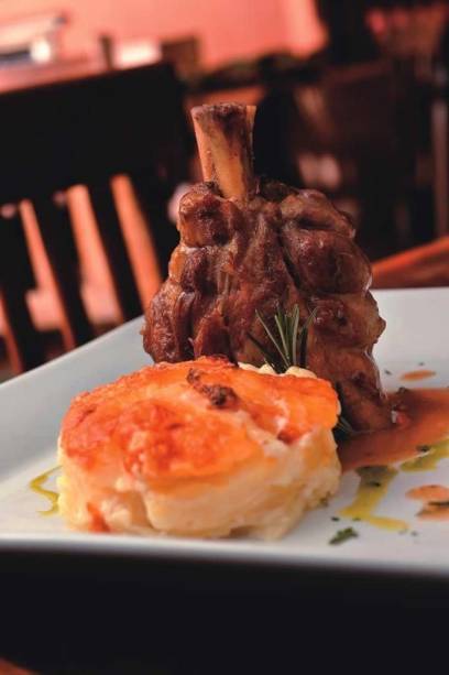 Stinco de javali guarnecido de batata gratinada ao gruyère: receita do menu à base de queijo Stinco de javali guarnecido de batata gratinada ao gruyère: receita do menu à base de queijo