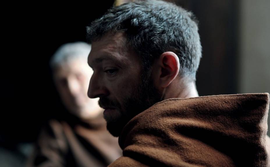 O Monge: personagem de Vincent Cassel é tentado pelo diabo a cometer erros O Monge: personagem de Vincent Cassel é tentado pelo diabo a cometer erros