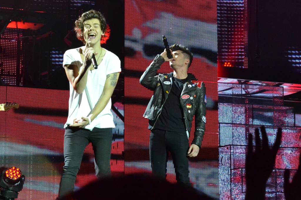 Harry Styles chora no palco após saída de Zayn Malik do One Direction; integrantes quebram o silêncio no Twitter