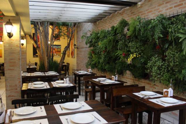 No cardápio da pizzaria figuram massas por metro No cardápio da pizzaria figuram massas por metro