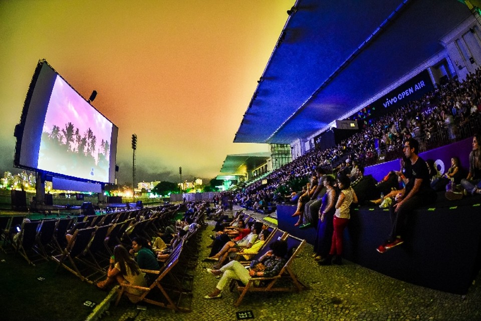 Que tal ver um filme ao ar livre em uma tela do tamanho de uma quadra de tênis?