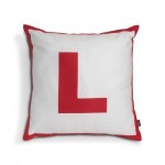 Almofadas com letras em v&aacute;rias cores: de R$ 49,90 por R$ 14,90 cada