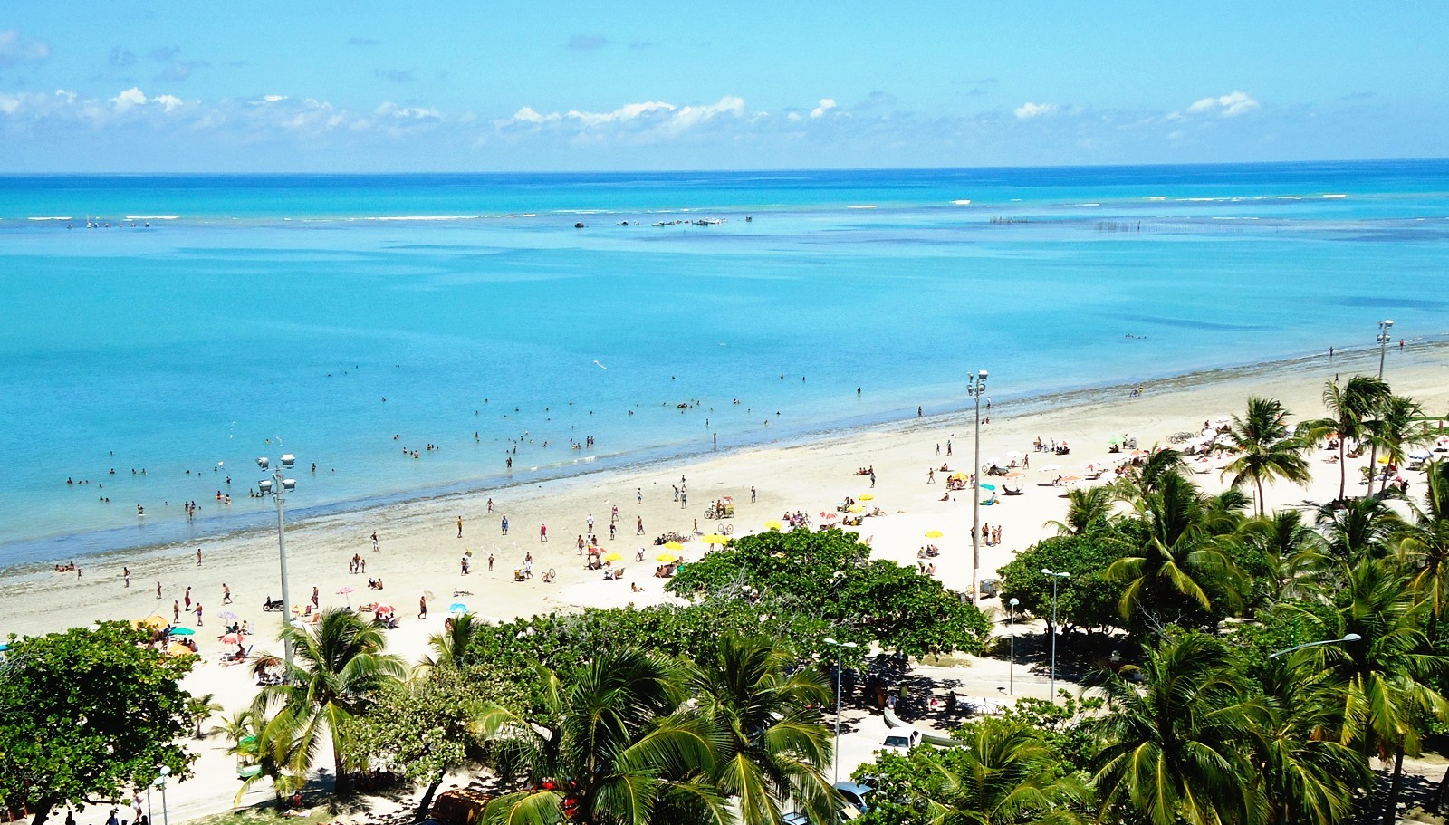 Ainda d&aacute; tempo de passar o r&eacute;veillon em Macei&oacute;, um dos trechos mais belos do litoral brasileiro