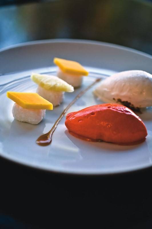 Sushis de manga e abacaxi com sorbet de pimentão vermelho Sushis de manga e abacaxi com sorbet de pimentão vermelho