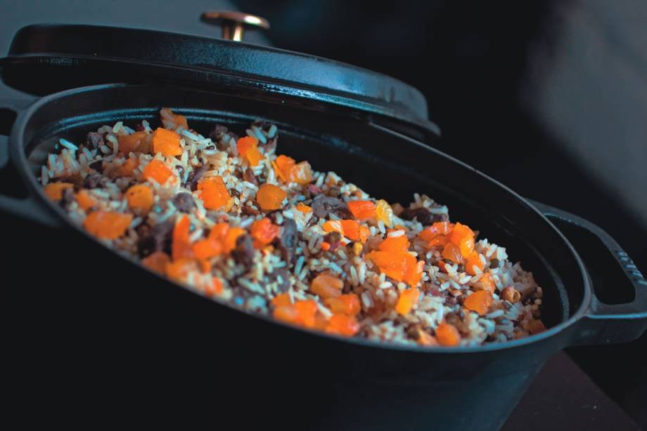 Arroz de cordeiro com lentilha, pistache, damasco e chutney de hortelã Arroz de cordeiro com lentilha, pistache, damasco e chutney de hortelã