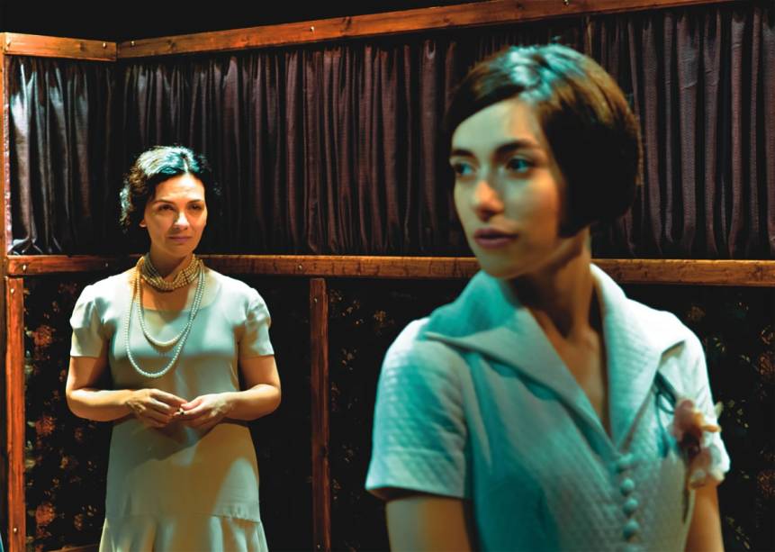 Victória Camargo e Julia Ianina em Os Amigos dos Amigos: o drama é uma adaptação de conto de Henry James Victória Camargo e Julia Ianina em Os Amigos dos Amigos: o drama é uma adaptação de conto de Henry James