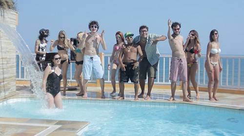 Ricardo Macchi, o Cigano Igor, atua em clipe de funk; assista a “Festa na Piscina”