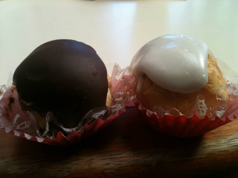 Carolinas de chocolate e de creme