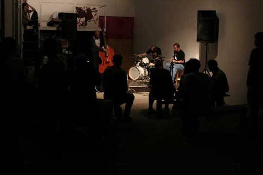 Foco na música: nos fundos de uma marcenaria, a Serralheria apresenta shows de músicos e VJs