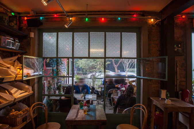 Estantes com a sele&ccedil;&atilde;o de p&atilde;es: caf&eacute; coado &eacute; gentileza para quem faz as compras (Foto: Mario Rodrigues)