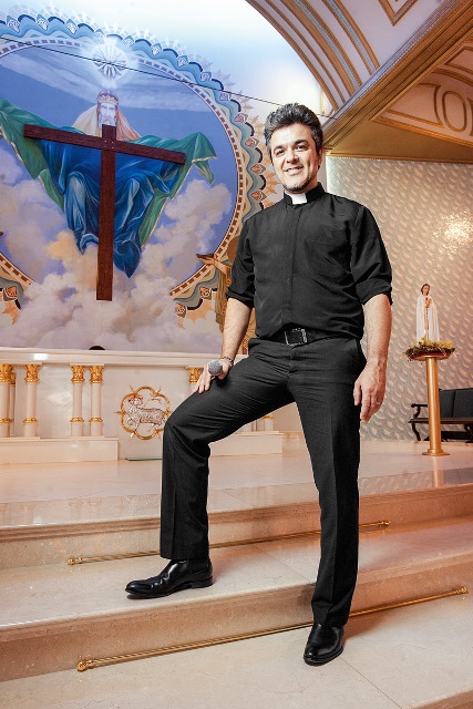 O Padre Elvis vai lançar um CD pela Universal