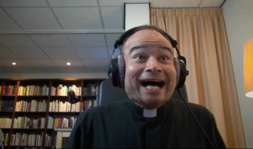 Padre não controla a euforia ao assistir ao novo trailer de ‘Star Wars’. Veja vídeo