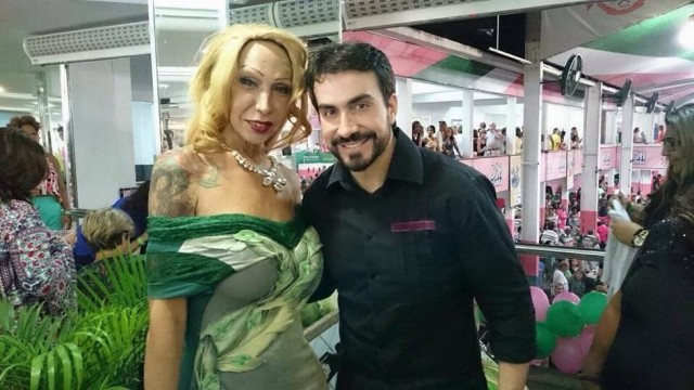Padre Fábio de Melo posa com travesti e relata encontro em vídeo que repercute na internet