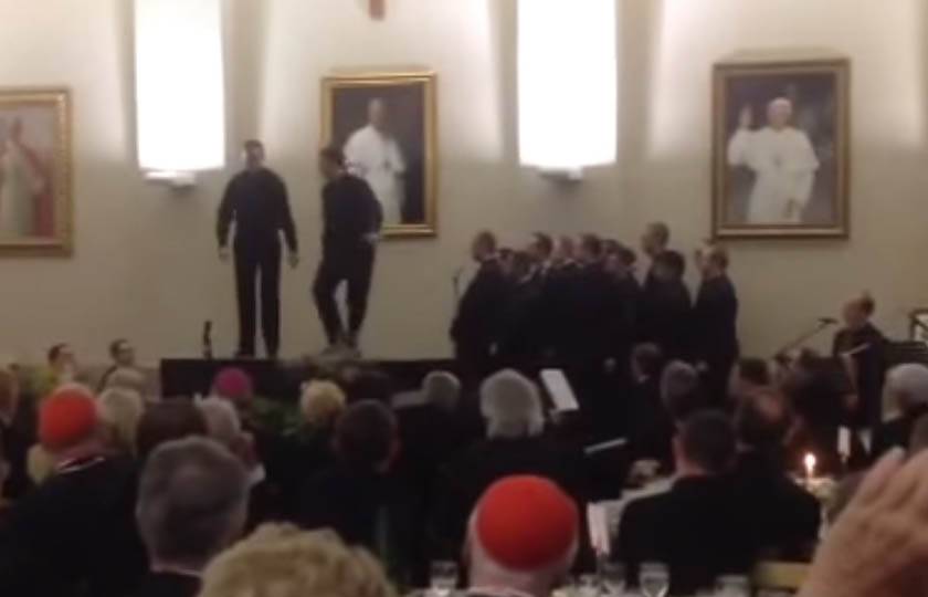 Batalha de dança entre padres vira hit na internet