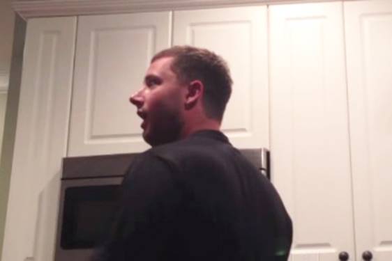 Mulher filma seu marido recebendo a notícia de que será pai e o resultado é um vídeo superfofo