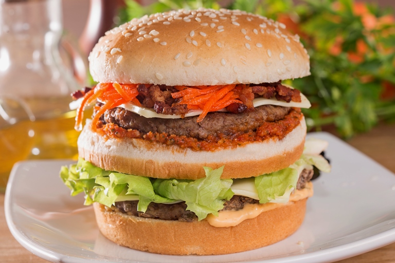 Palmirinha faz hambúrguer especial para o McDonald’s