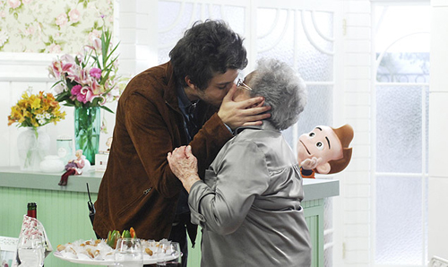 Palmirinha ganha beijo na boca de Chay Suede em gravação de programa