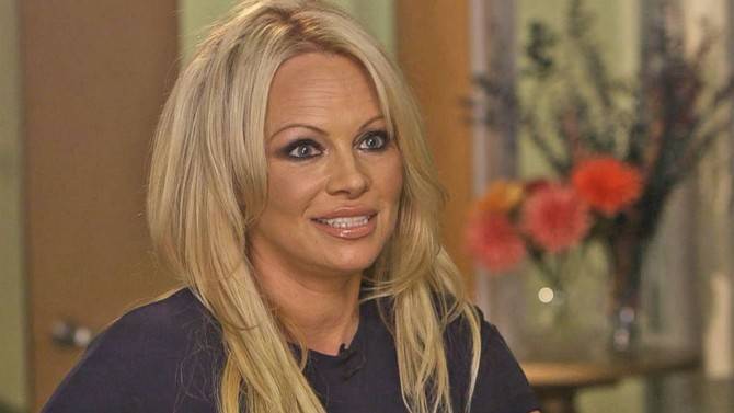 “Já cuspiram e me xingaram durante o sexo por culpa da pornografia”, diz Pamela Anderson