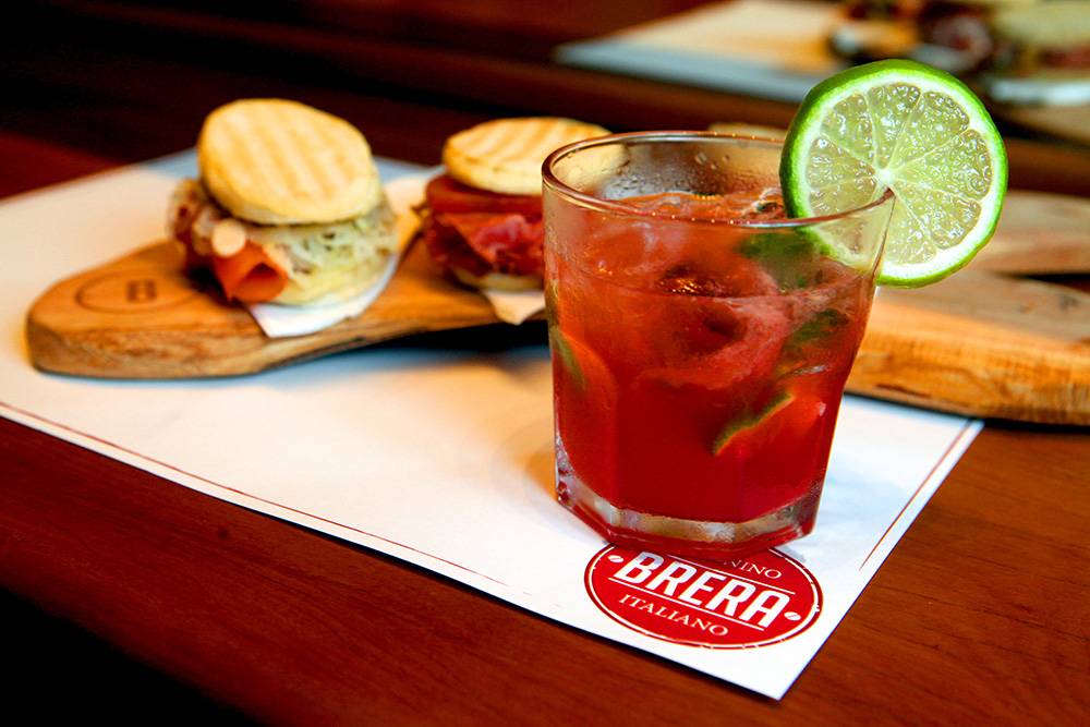 Brera: happy hour típico da Itália serve panini e o drink Aperol Spritz Brera: happy hour típico da Itália serve panini e o drink Aperol Spritz