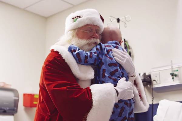 Papai Noel troca trenó por avião para visitar crianças com câncer em novo comercial
