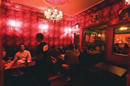 Um dos salões: luz baixa e papel de parede estilo cabaré Um dos salões: luz baixa e papel de parede estilo cabaré