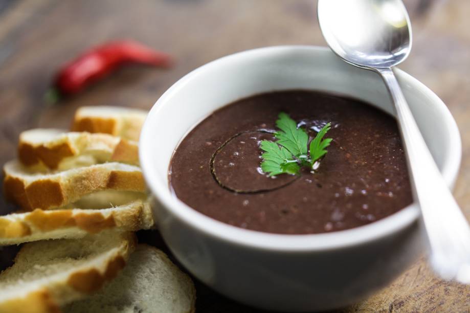 No Papo Pinga e Petisco a pedida é o caldo de feijão preto com calabresa, por R$ 15,00 No Papo Pinga e Petisco a pedida é o caldo de feijão preto com calabresa, por R$ 15,00