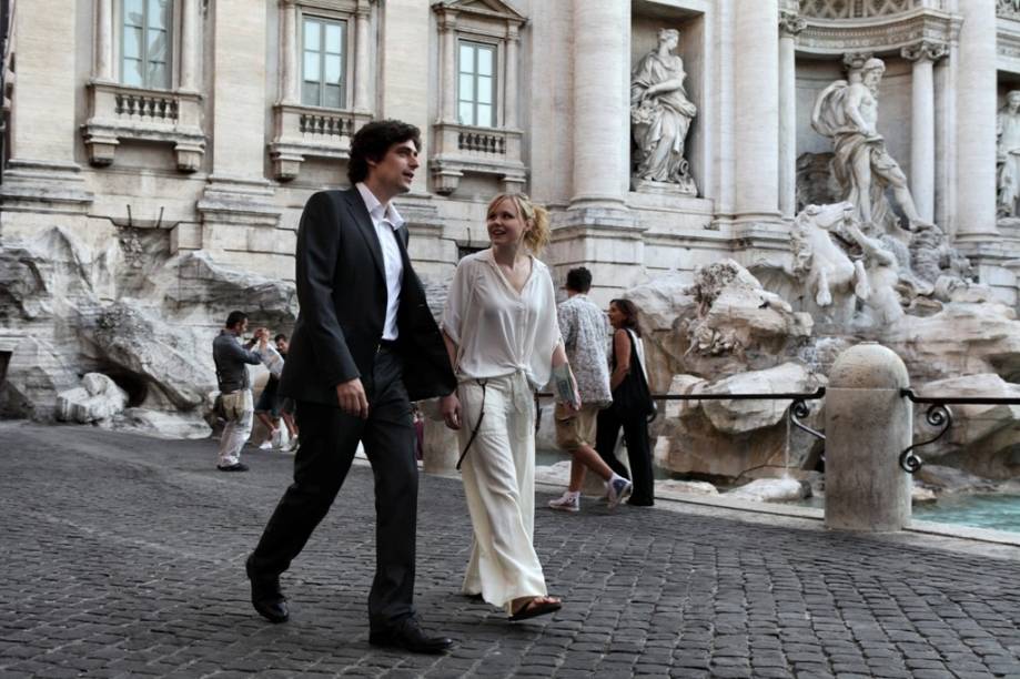 Para Roma com Amor: os atores Flavio Parenti e Alison Pill em cena diante da Fontana di Trevi, um dos cartões postais da cidade Para Roma com Amor: os atores Flavio Parenti e Alison Pill em cena diante da Fontana di Trevi, um dos cartões postais da cidade