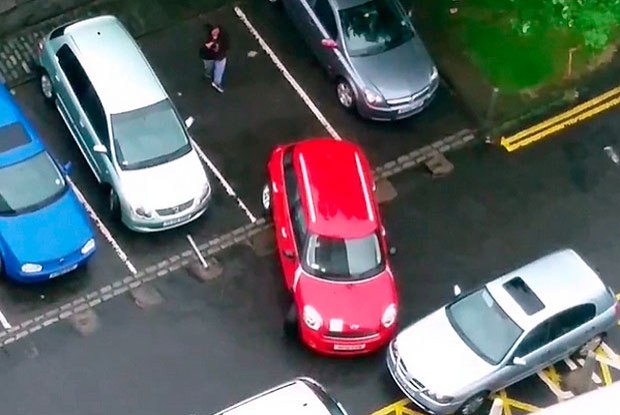 Motorista leva 17 minutos para estacionar carro e vira piada na internet